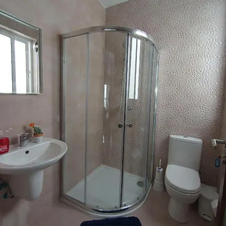F7 2, Private Bedroom Two Single Beds Shared Bathroom In Shared Flat