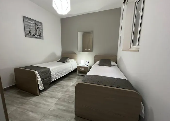 F7 2, Private Bedroom Two Single Beds Shared Bathroom In Shared Flat Msida