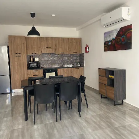 F7 2, Private Bedroom Two Single Beds Shared Bathroom In Shared Flat * Msida