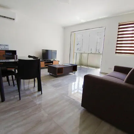 F7 2, Private Bedroom Two Single Beds Shared Bathroom In Shared Flat בית אירוח