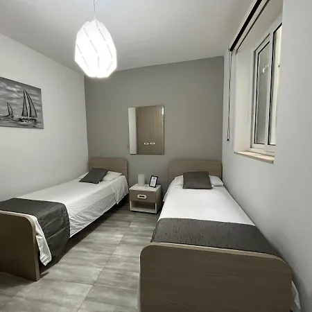 Quarto em Acomodações Particulares F7 2, Private Bedroom Two Single Beds Shared Bathroom In Shared Flat