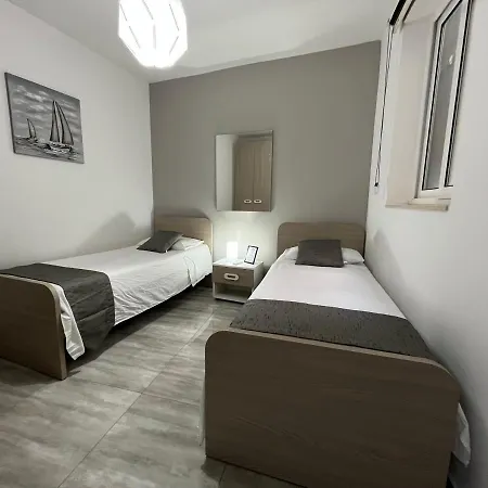F7 2, Private Bedroom Two Single Beds Shared Bathroom In Shared Flat מסידה