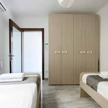 F7 2, Private Bedroom Two Single Beds Shared Bathroom In Shared Flat *