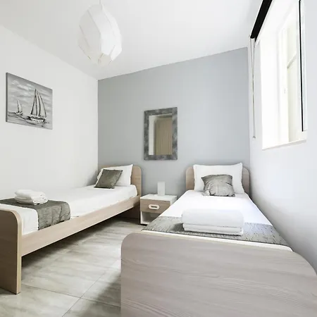 בית אירוח F7 2, Private Bedroom Two Single Beds Shared Bathroom In Shared Flat