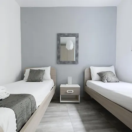 בית אירוח F7 2, Private Bedroom Two Single Beds Shared Bathroom In Shared Flat *
