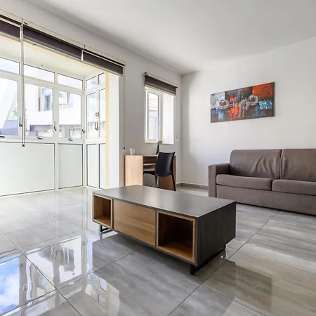 F7 2, Private Bedroom Two Single Beds Shared Bathroom In Shared Flat מסידה