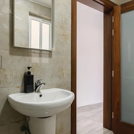 F7 2, Private Bedroom Two Single Beds Shared Bathroom In Shared Flat בית אירוח