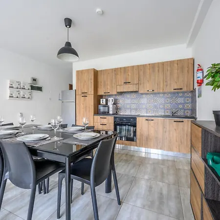 בית אירוח F7 2, Private Bedroom Two Single Beds Shared Bathroom In Shared Flat *