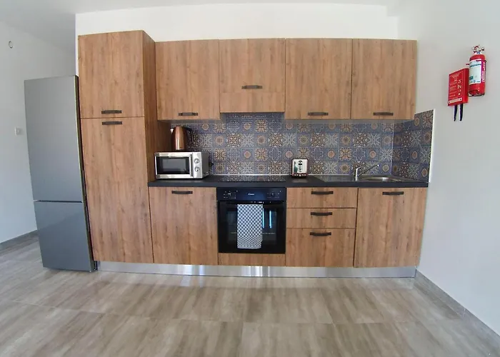 F7 2, Private Bedroom Two Single Beds Shared Bathroom In Shared Flat * ムサイダ