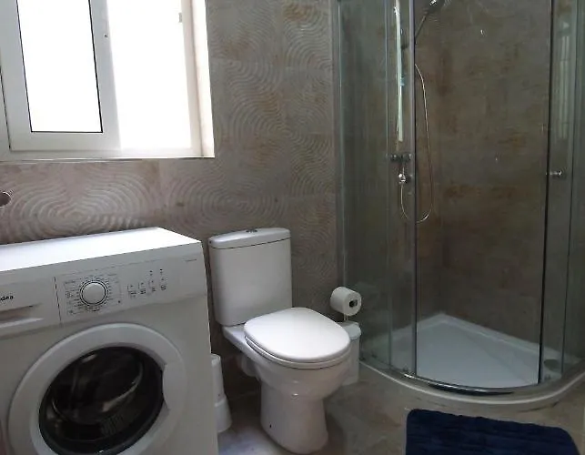 F7 2, Private Bedroom Two Single Beds Shared Bathroom In Shared Flat Δωμάτια σε οικογενειακή κατοικία *